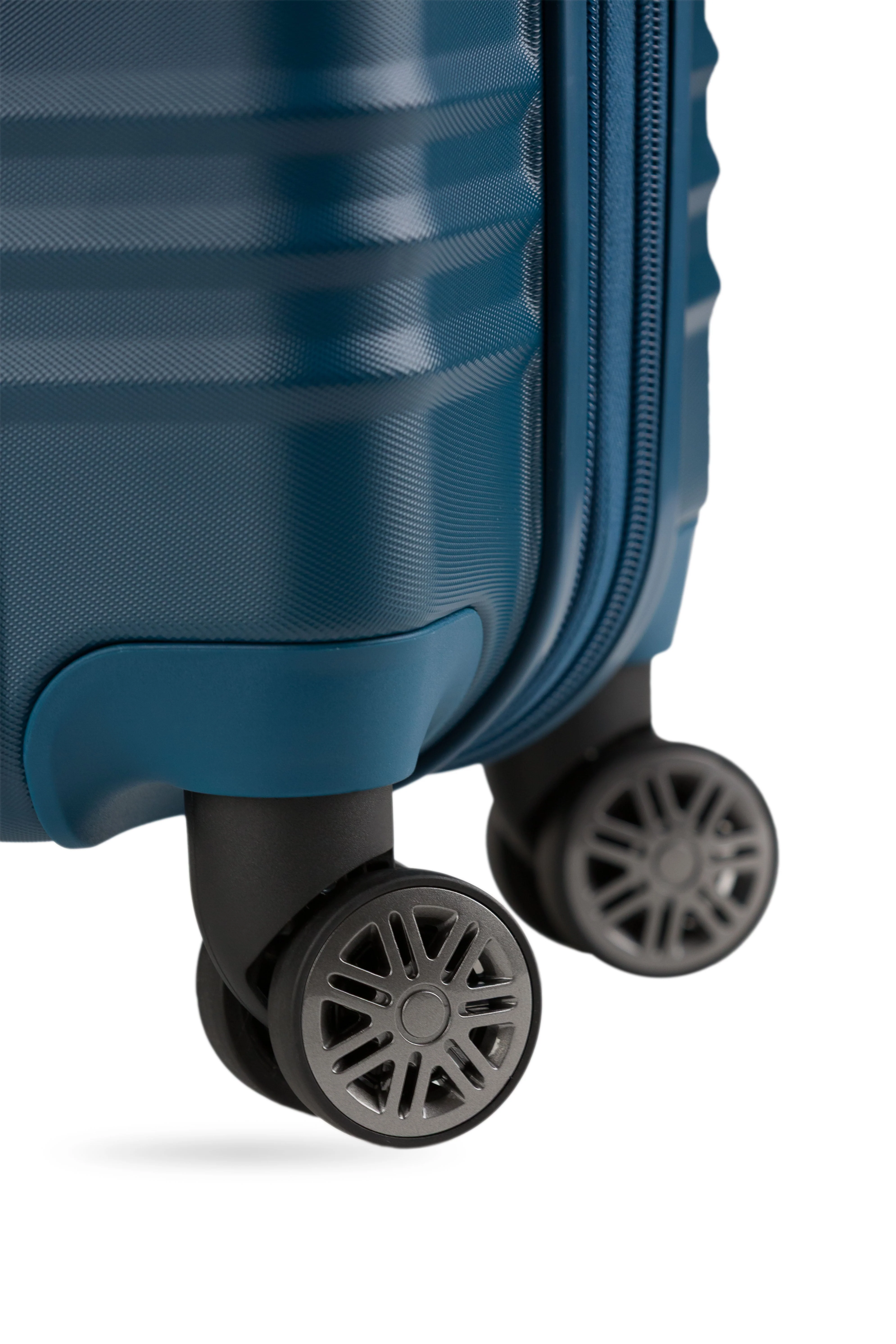 SWISSGEAR Cascade II Carry-On Spinner - Image 88